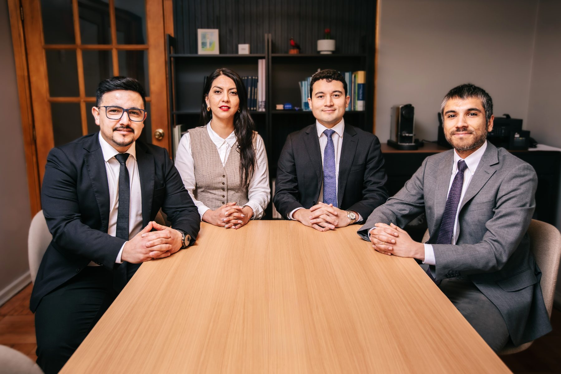 El equipo de E&B Abogados Asociados en la sala de reuniones del estudio, en Concepción